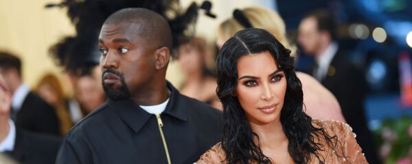 Rapper người Mỹ Kanye West cùng vợ Kim Kardashian tại Met Gala 2019 - Sputnik Việt Nam