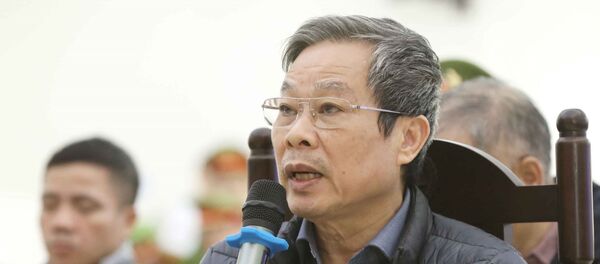 Bị cáo Nguyễn Bắc Son (sinh năm 1953, cựu Bộ trưởng Bộ Thông tin và Truyền thông) trả lời các câu hỏi của Hội đồng xét xử.  - Sputnik Việt Nam