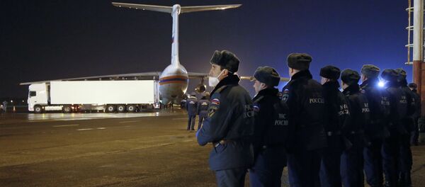 Chiếc xe chở thi hài các nạn nhân của Airbus A321 trên đường băng ở sân bay Pulkovo-2, St Petersburg - Sputnik Việt Nam