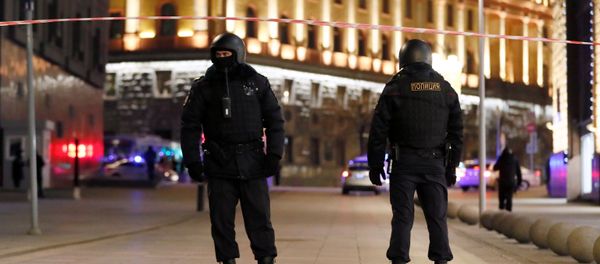 Các sĩ quan cảnh sát tại tòa nhà FSB sau vụ nổ súng, Moscow - Sputnik Việt Nam