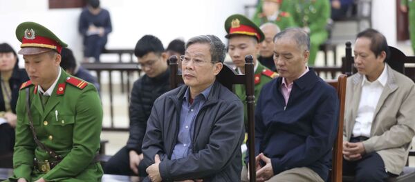 Bị cáo Nguyễn Bắc Son (sinh năm 1953, cựu Bộ trưởng Bộ Thông tin và Truyền thông) và các bị cáo nghe Viện kiểm sát đề nghị mức án tại phiên tòa.  - Sputnik Việt Nam