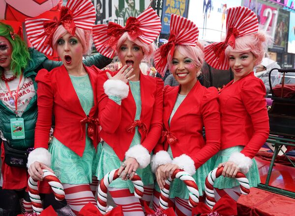 Những người tham gia SantaCon Bar Crawl ở New York - Sputnik Việt Nam