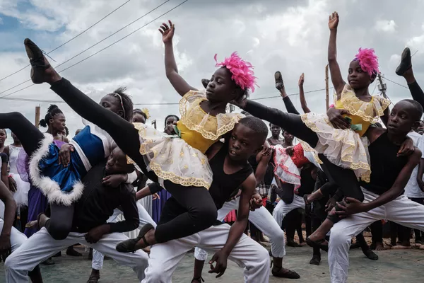 Các thành viên Dự án Elimu biểu diễn tại khu ổ chuột Kiber ở Nairobi, Kenya Các thành viên Dự án Elimu biểu diễn tại khu ổ chuột Kiber ở Nairobi, Kenya - Sputnik Việt Nam