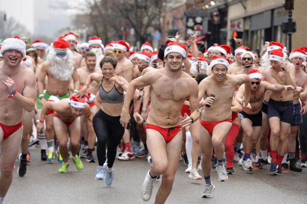 Những người tham gia hoạt động chạy từ thiện Santa Speedo Run - Sputnik Việt Nam