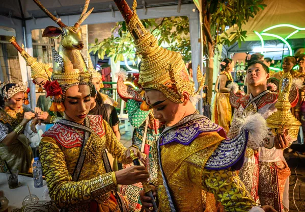 Các vũ công Thái Lan trong trang phục dân tộc chuẩn bị biểu diễn Các vũ công Thái Lan trong trang phục dân tộc chuẩn bị biểu diễn - Sputnik Việt Nam