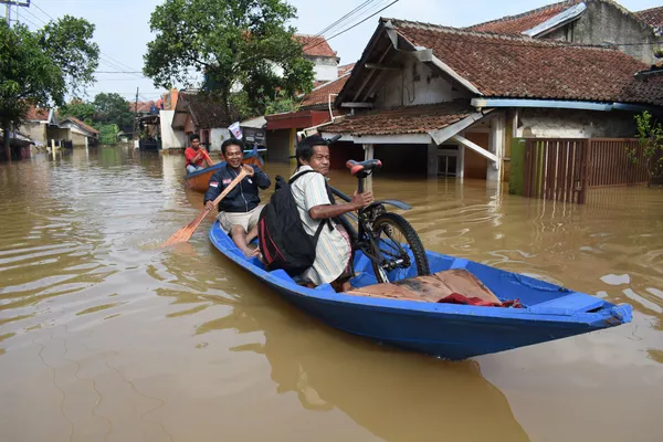 Người dân trên con đường ngập nước ở Dayeuhkolot, Indonesia Người dân trên con đường ngập nước ở Dayeuhkolot, Indonesia - Sputnik Việt Nam