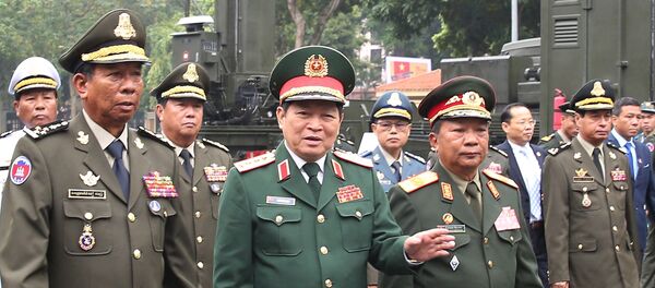 Đại tướng Ngô Xuân Lịch, Bộ trưởng Bộ Quốc phòng Việt Nam và Đại tướng Tea Banh, Phó Thủ tướng, Bộ trưởng Bộ Quốc phòng Vương quốc Campuchia cùng Đại tướng Chansamone Chanyalath, Bộ trưởng Bộ Quốc phòng Lào đến dự buổi lễ. - Sputnik Việt Nam