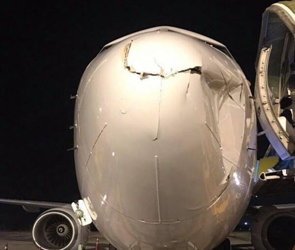 Nội Bài: Máy bay của Vietnam Airlines suýt va phải vật thể lạ Nội Bài: Máy bay của Vietnam Airlines suýt va phải vật thể lạ - Sputnik Việt Nam