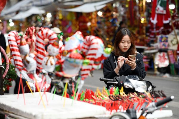 Cô gái ở quầy hàng với đồ trang trí Năm mới và quà lưu niệm - Sputnik Việt Nam