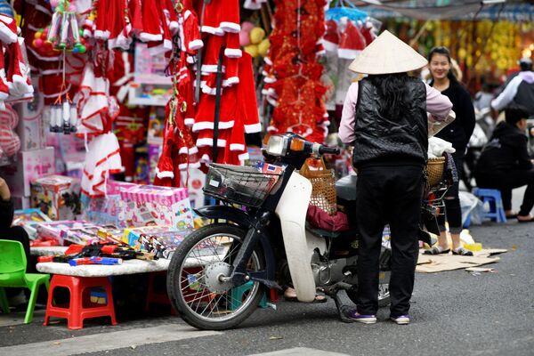 Cảnh mua bán đồ trang trí Giáng sinh và quà lưu niệm trên đường phố Hà Nội - Sputnik Việt Nam