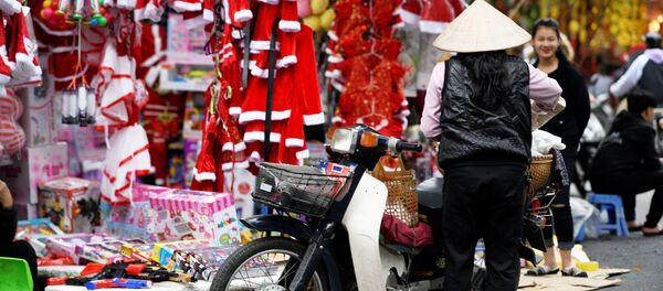Cảnh mua bán đồ trang trí Giáng sinh và quà lưu niệm trên đường phố Hà Nội Cảnh mua bán đồ trang trí Giáng sinh và quà lưu niệm trên đường phố Hà Nội - Sputnik Việt Nam