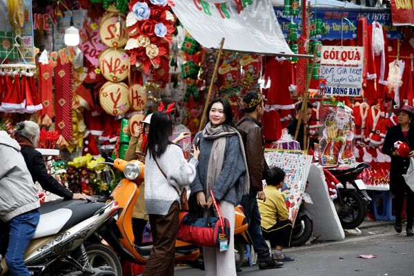 Các cô gái chụp ảnh trên nền trang trí Năm mới ở Hà Nội - Sputnik Việt Nam