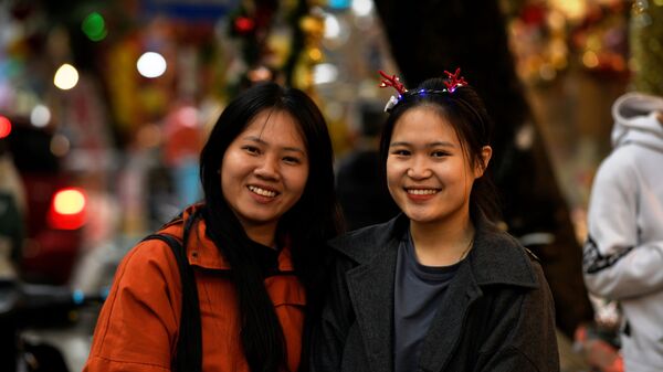 Người qua đường trên đường phố Hà Nội vào đêm trước Giáng sinh - Sputnik Việt Nam