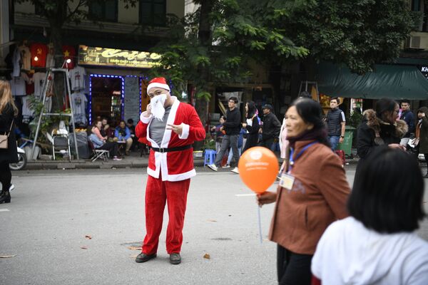 Người đàn ông mặc trang phục ông già Noel ở trung tâm Hà Nội - Sputnik Việt Nam