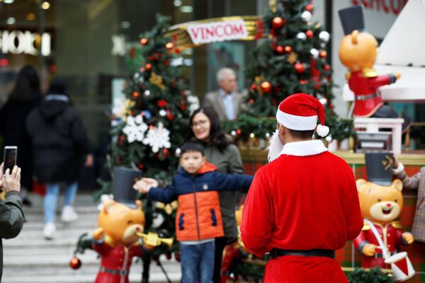 Người đàn ông mặc trang phục ông già Noel ở trung tâm Hà Nội - Sputnik Việt Nam