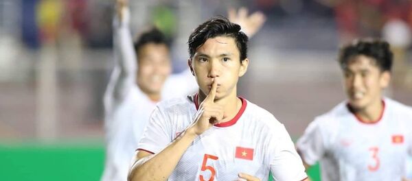 Đoàn Văn Hậu ăn mừng bàn thắng thứ 3 vào lưới đội Indonesia.  - Sputnik Việt Nam