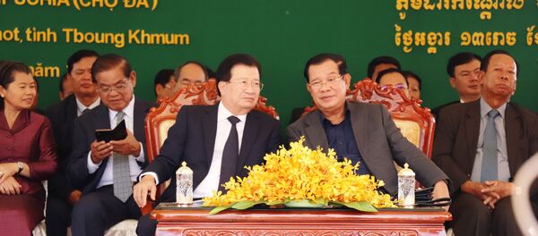 Thủ tướng Vương quốc Campuchia Hun Sen và Phó Thủ tướng Chính phủ Việt Nam Trịnh Đình Dũng tại Lễ khánh thành, bàn giao chợ biên giới kiểu mẫu cho chính quyền Campuchia.  - Sputnik Việt Nam