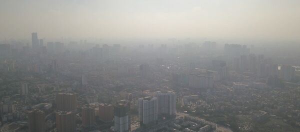 Toàn cảnh trung tâm Hà Nội chìm ngập trong sương mù mờ ảo.  - Sputnik Việt Nam