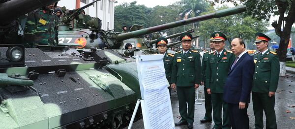 Thủ tướng Nguyễn Xuân Phúc và các đại biểu xem trưng bày vũ khí và khí tài. - Sputnik Việt Nam