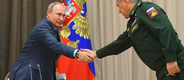 Tổng thống Nga Vladimir Putin và bộ trưởng Bộ Quốc phòng Liên bang Nga Sergey Shoigu. Tổng thống Nga Vladimir Putin và bộ trưởng Bộ Quốc phòng Liên bang Nga Sergey Shoigu. - Sputnik Việt Nam