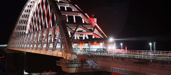 Chuyến tàu hỏa chở khách St.-Petersburg - Sevastopol đầu tiên đã đi qua cầu Crưm - Sputnik Việt Nam