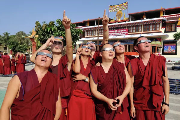 Các nhà sư quan sát nhật thực tại tu viện Gaden, vùng Teginkopp, Tây Tạng, Ấn Độ Các nhà sư quan sát nhật thực tại tu viện Gaden, vùng Teginkopp, Tây Tạng, Ấn Độ - Sputnik Việt Nam
