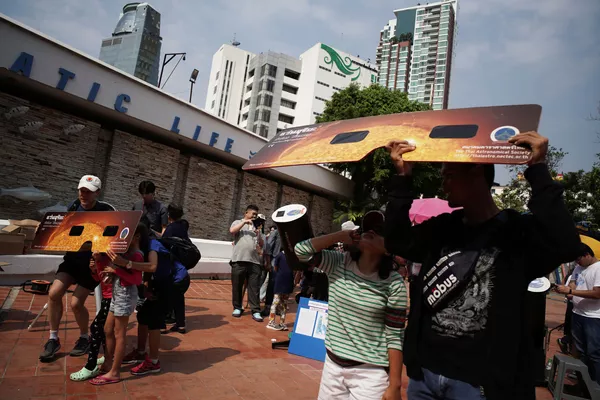 Người dân quan sát nhật thực ở Bangkok, Thái Lan Người dân quan sát nhật thực ở Bangkok, Thái Lan - Sputnik Việt Nam