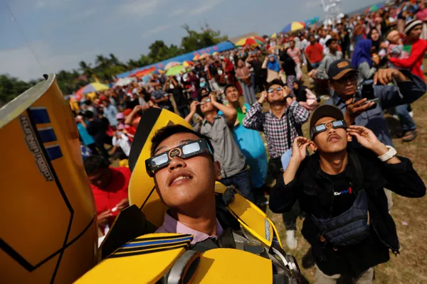 Mọi người quan sát nhật thực ở Siak, Indonesia Mọi người quan sát nhật thực ở Siak, Indonesia - Sputnik Việt Nam