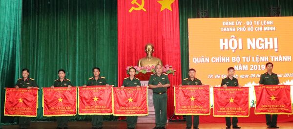  Thiếu tướng Ngô Tuấn Nghĩa, Chính ủy Bộ Tư lệnh thành phố Hồ Chí Minh, trao Cờ thi đua của Bộ Tư lệnh Quân khu 7 cho đại diện 7 đơn vị thuộc lực lượng vũ trang thành phố có thành tích xuất sắc. - Sputnik Việt Nam