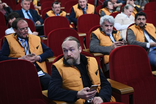 Bà Zakharova tổ chức họp báo trong chiếc gi lê màu vàng để ủng hộ Sputnik Estonia Bà Zakharova tổ chức họp báo trong chiếc gi lê màu vàng để ủng hộ Sputnik Estonia - Sputnik Việt Nam