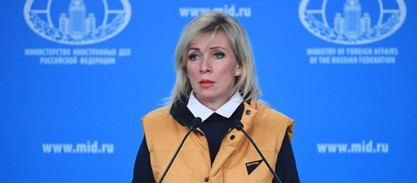 Bà Zakharova tổ chức họp báo trong chiếc ji lê màu vàng để ủng hộ Sputnik Estonia - Sputnik Việt Nam