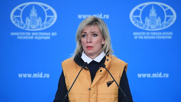 Bà Zakharova tổ chức họp báo trong chiếc ji lê màu vàng để ủng hộ Sputnik Estonia - Sputnik Việt Nam