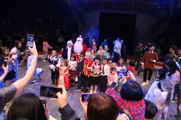 Lễ hội Cây thông Năm mới của Nga trong rạp xiếc Trung ương Việt Nam - Sputnik Việt Nam