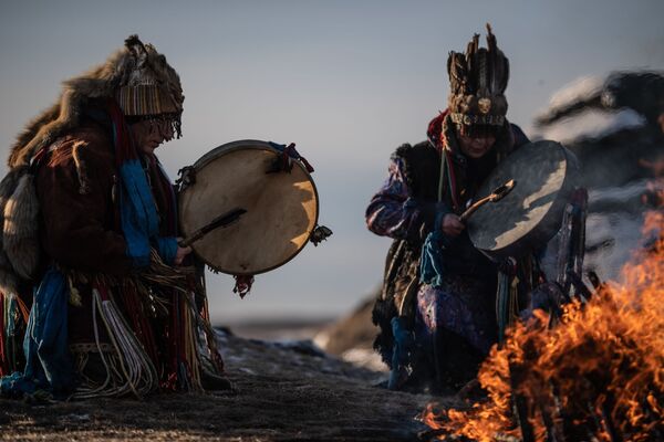 Nghi thức Shaman trên bờ hồ Bolshie Allaki ở tỉnh Chelyabinsk - Sputnik Việt Nam