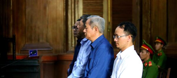 Các bị cáo nghe đại diện Viện Kiểm sát luận tội. Các bị cáo nghe đại diện Viện Kiểm sát luận tội. - Sputnik Việt Nam