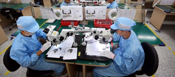 Dây chuyền sản xuất, kiểm tra các bản mạch điện tử dạng dẻo, nhiều lớp tích hợp của Công ty TNHH Young Poong Electronics VINA tại khu công nghiệp Bình Xuyên II (Vĩnh Phúc). - Sputnik Việt Nam