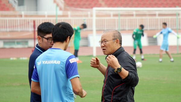 Huấn luyện viên Park Hang-seo trao đổi với các trợ lý tại buổi tập. - Sputnik Việt Nam