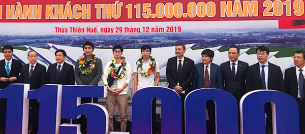 Hành khách thứ 115 triệu và hai hành khách gần số 115 triệu được lãnh đạo ngành hàng không đón tiếp tại sân bay Phú Bài.  - Sputnik Việt Nam