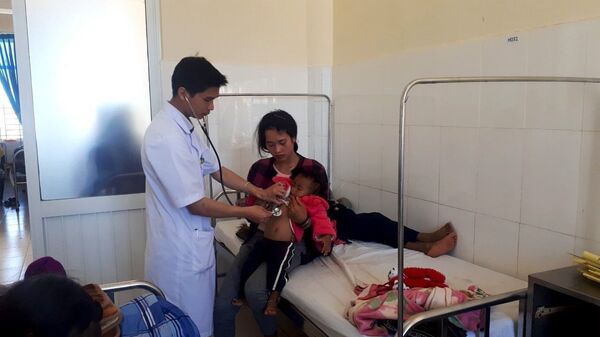 Hàng chục trẻ em nhập viện cấp cứu sau khi ăn quà từ thiện - Sputnik Việt Nam
