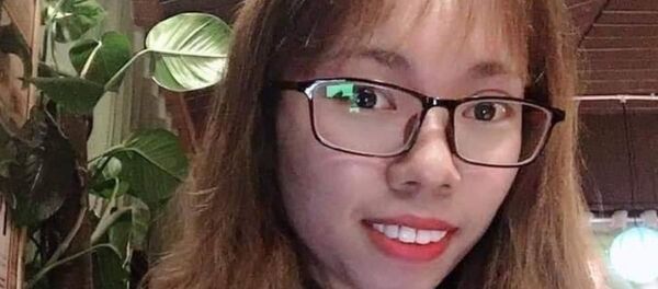 Nghi phạm Trang được cho rằng đã có ý định đầu độc vợ của người tình, cũng chính là chị họ của mình sau khi bị đề nghị chấm dứt mối quan hệ trái luân thường. Nghi phạm Trang được cho rằng đã có ý định đầu độc vợ của người tình, cũng chính là chị họ của mình sau khi bị đề nghị chấm dứt mối quan hệ trái luân thường. - Sputnik Việt Nam