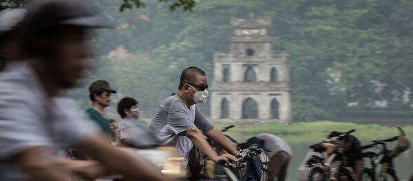 Ô nhiễm không khí tại Hà Nội tăng cao do nhiều yếu tố như: khí thải công nghiệp, đốt rơm rạ tràn lan, ùn tắc giao thông, xây dựng, sử dụng than tổ ong...  - Sputnik Việt Nam