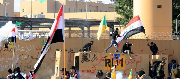 Những người biểu tình cố gắng đốt cháy mái nhà Đại sứ quán Mỹ tại Baghdad - Sputnik Việt Nam