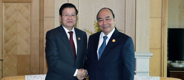 Thủ tướng Nguyễn Xuân Phúc gặp Thủ tướng Lào Thongloun Sisoulith - Sputnik Việt Nam