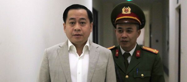 Cảnh sát dẫn giải bị cáo Phan Văn Anh Vũ (sinh năm 1975, Chủ tịch Hội đồng quản trị Công ty cổ phần Xây dựng 79, Công ty cổ phần Bắc Nam 79, Công ty trách nhiệm hữu hạn I.V.C, Công ty cổ phần đầu tư Nhất Gia Phúc) đến tòa xét xử - Sputnik Việt Nam