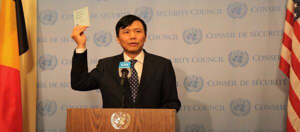 Đại sứ, Trưởng phái đoàn Việt Nam tại LHQ Đặng Đình Quý tuyên thệ trước Hiến chương LHQ tại Lễ thượng cờ - Sputnik Việt Nam