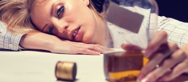 Cô gái uống whisky. - Sputnik Việt Nam