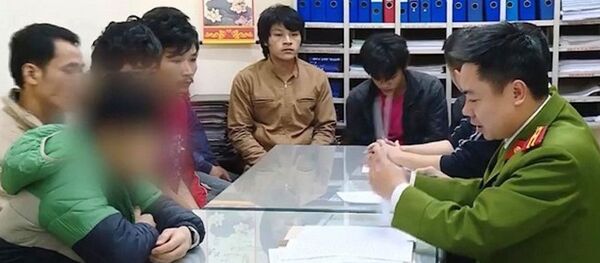 Nhóm công nhân bị công an tạm giữ - Sputnik Việt Nam