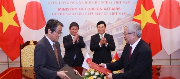 Phó Thủ tướng, Bộ trưởng Bộ Ngoại giao Phạm Bình Minh và Bộ trưởng Bộ Ngoại giao Nhật Bản Motegi Toshimitsu chứng kiến Thứ trưởng Bộ Quốc phòng Nguyễn Chí Vịnh và Đại sứ Nhật Bản tại Việt Nam Umeda Kunio trao đổi Công hàm giữa Chính phủ hai nước về việc tiếp nhận trang thiết bị phân tích dioxin và môi trường do Chính phủ Nhật Bản tài trợ. Phó Thủ tướng, Bộ trưởng Bộ Ngoại giao Phạm Bình Minh và Bộ trưởng Bộ Ngoại giao Nhật Bản Motegi Toshimitsu chứng kiến Thứ trưởng Bộ Quốc phòng Nguyễn Chí Vịnh và Đại sứ Nhật Bản tại Việt Nam Umeda Kunio trao đổi Công hàm giữa Chính phủ hai nước về việc tiếp nhận trang thiết bị phân tích dioxin và môi trường do Chính phủ Nhật Bản tài trợ. - Sputnik Việt Nam