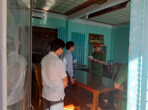 Chủ tịch UBND huyện ở Gia Lai bị bắt vì tham ô tiền xây nghĩa trang liệt sĩ Chủ tịch UBND huyện ở Gia Lai bị bắt vì tham ô tiền xây nghĩa trang liệt sĩ - Sputnik Việt Nam