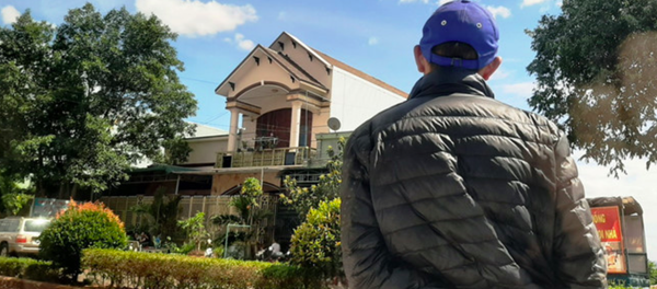 Một người tìm cách ngăn cản việc chụp hình nhà của ông Nguyễn Hồng Lam. - Sputnik Việt Nam